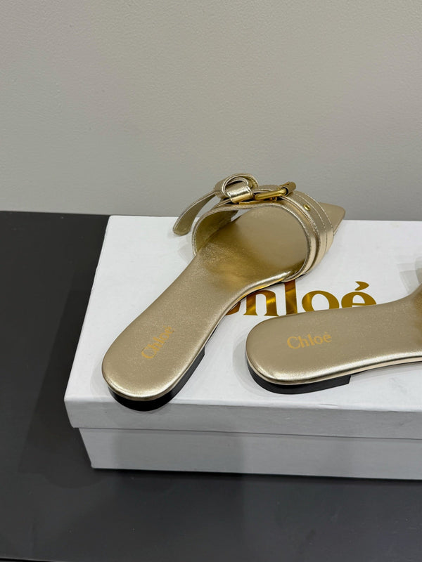 Loewe 25 Bow Metal Buckle Slide Pelle di vacchetta dorata