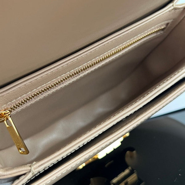 Borsa a mano TRIOMPHE 15 in pelle di vitello grigio crema