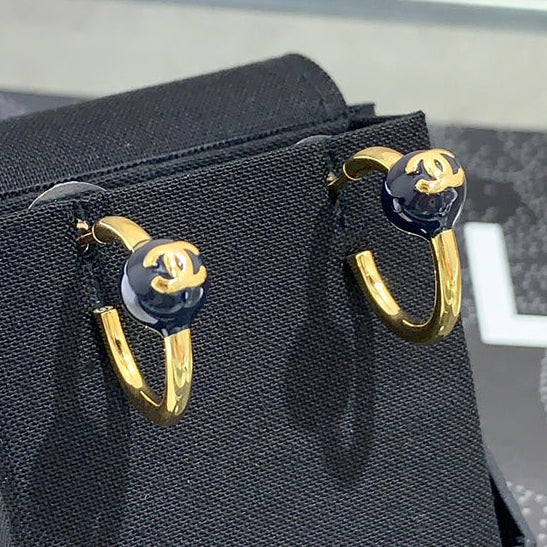Boucles d'oreilles créoles doubles C à bille en émail bleu marine Chanel 2026