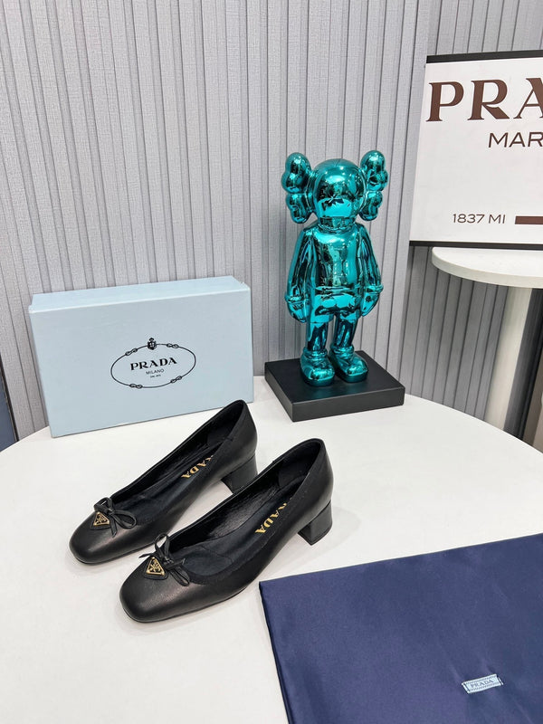 Prad 26s Round Toe Pumps Block Heel 40mm In Black Calfskin With Bow