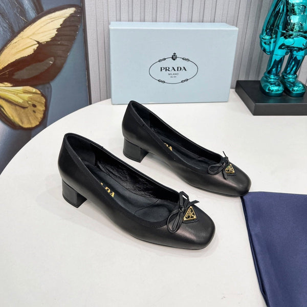 Prad 26s Round Toe Pumps Block Heel 40mm In Black Calfskin With Bow