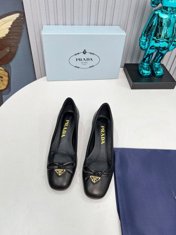 Prad 26s Round Toe Pumps Block Heel 40mm In Black Calfskin With Bow