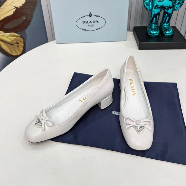 Prad 26s Round Toe Pumps Block Heel 40mm In White Calfskin With Bow