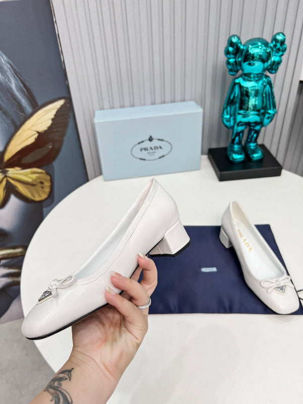Prad 26s Round Toe Pumps Block Heel 40mm In White Calfskin With Bow