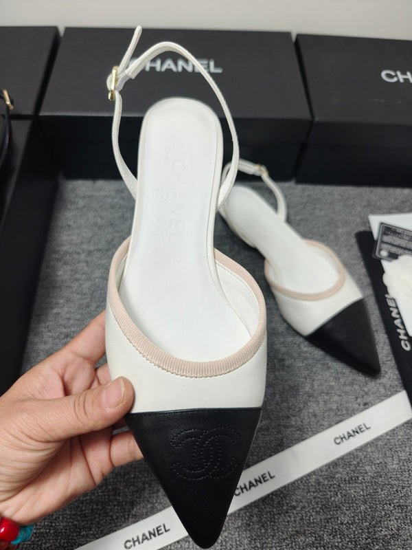 Escarpins à bride arrière CC 26s en cuir noir et blanc 681975