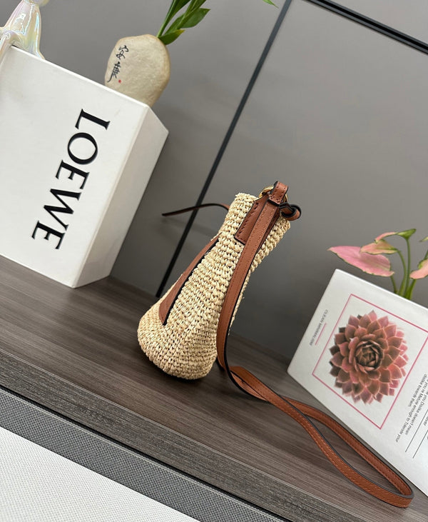 Loewe Pochette Slit en raphia beige et veau marron