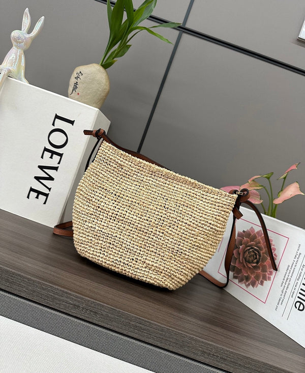 Loewe Pochette Slit en raphia beige et veau marron
