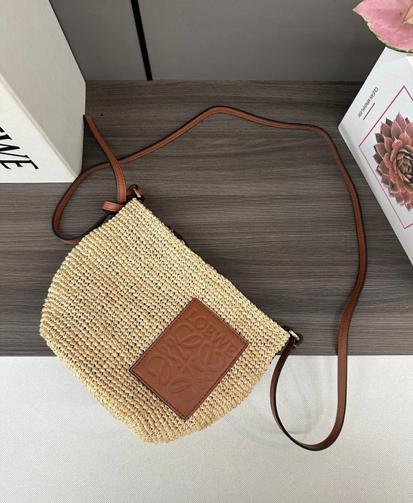 Loewe Pochette Slit en raphia beige et veau marron