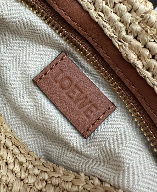 Loewe Pochette Slit en raphia beige et veau marron