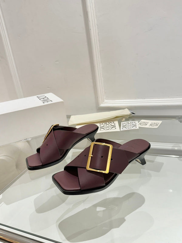 Loewe Petal Belt Mule in pelle di vacchetta rosso mogano