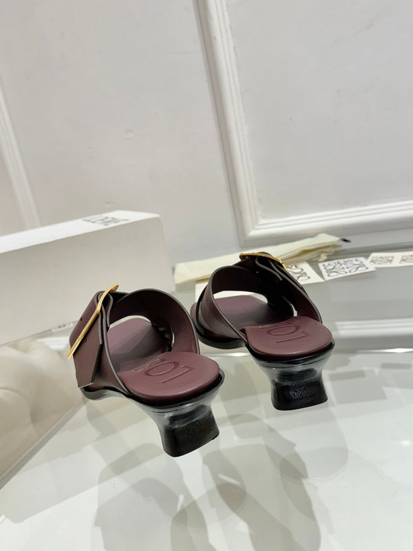 Loewe Petal Belt Mule in pelle di vacchetta rosso mogano