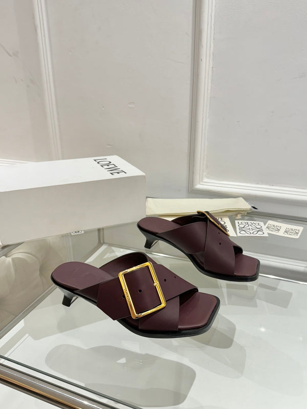 Loewe Petal Belt Mule in pelle di vacchetta rosso mogano
