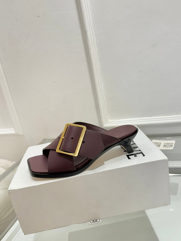 Loewe Petal Belt Mule in pelle di vacchetta rosso mogano