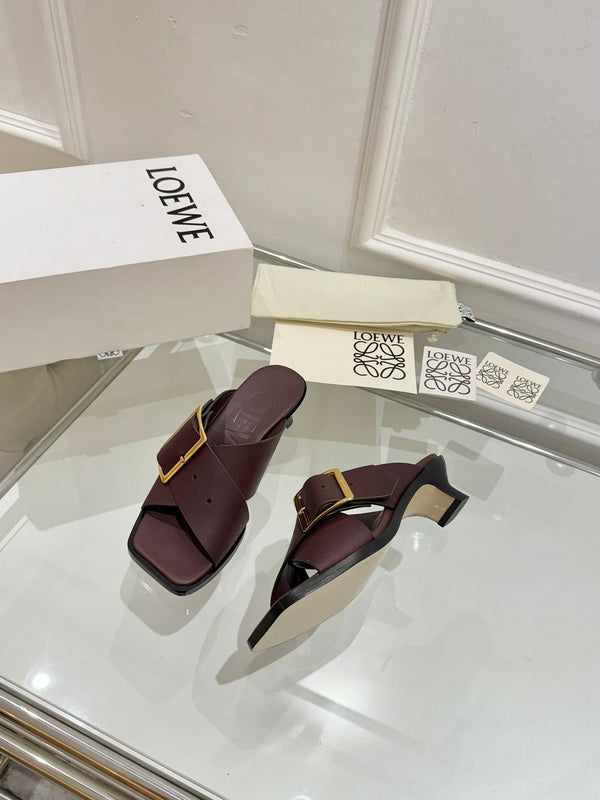 Loewe Petal Belt Mule in pelle di vacchetta rosso mogano