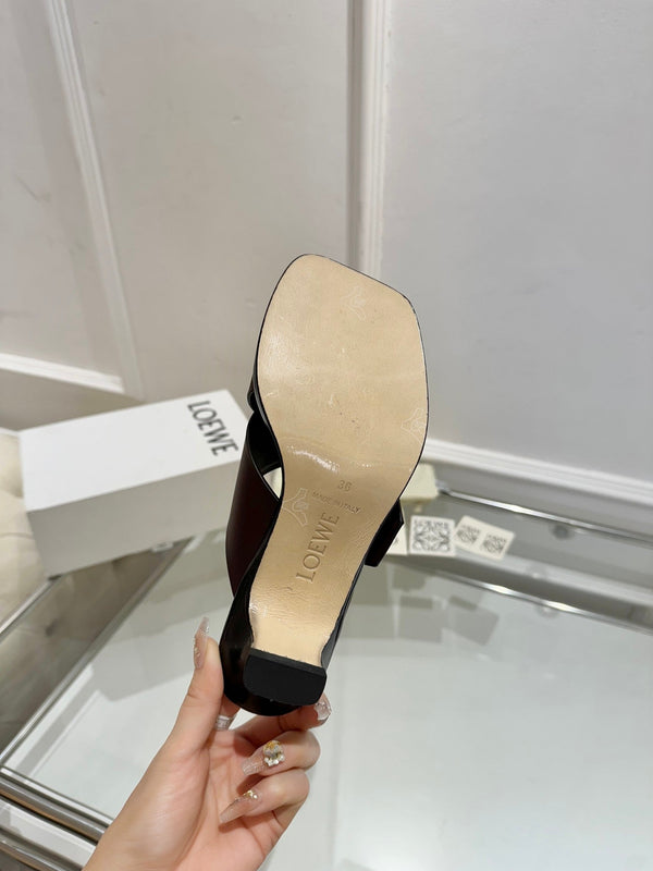 Loewe Petal Belt Mule in pelle di vacchetta rosso mogano