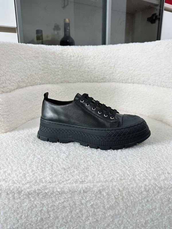 Baskets à plateforme CC en caoutchouc et cuir noir 696671