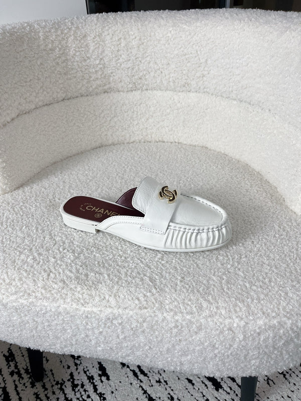 CC 26A Métiers d’art 2026 Mules White Glossy Sheepskin 900758