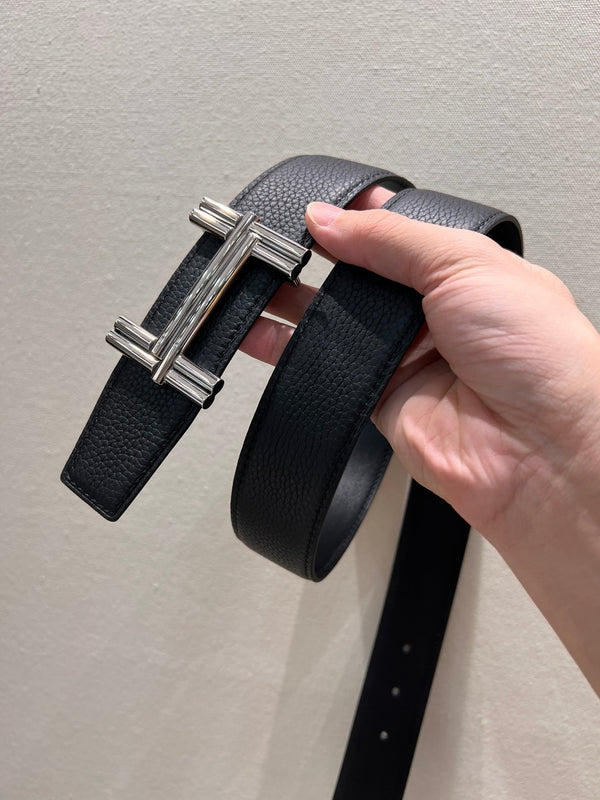 FIBBIA PER CINTURA HM TRAVERSE E CINTURINO REVERSIBILE IN PELLE NERA 38 MM FERRAMENTA IN ARGENTO