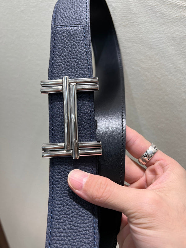 FIBBIA PER CINTURA HM TRAVERSE E CINTURINO REVERSIBILE IN PELLE BLU NAVY DA 38 MM CON FERRAMENTA IN ARGENTO