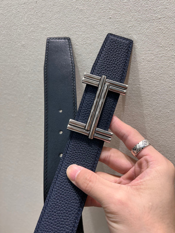 FIBBIA PER CINTURA HM TRAVERSE E CINTURINO REVERSIBILE IN PELLE BLU NAVY DA 38 MM CON FERRAMENTA IN ARGENTO