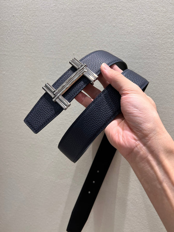 FIBBIA PER CINTURA HM TRAVERSE E CINTURINO REVERSIBILE IN PELLE BLU NAVY DA 38 MM CON FERRAMENTA IN ARGENTO