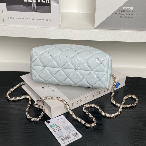 Sac-repas CC Coco Crush à poignée en cuir caviar bleu clair