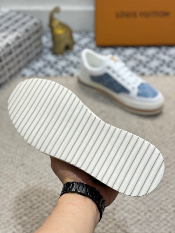 LV TRAINERS IN WHITE CALFSKIN AND SAPPHIRE BLUE JACQUARD