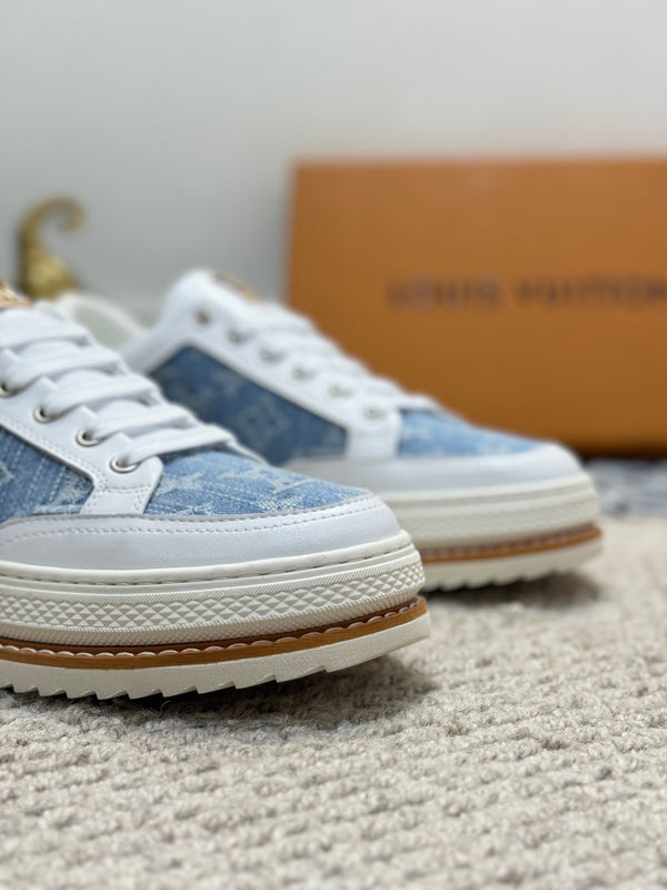 LV TRAINERS IN WHITE CALFSKIN AND SAPPHIRE BLUE JACQUARD