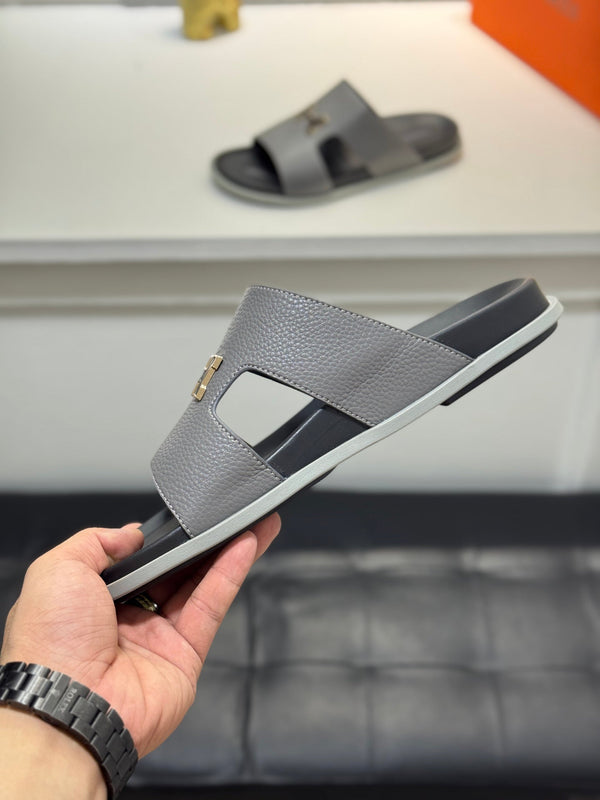 Pantofole HM Oran H con fibbia in oro nero in pelle di vacchetta grigia 735245