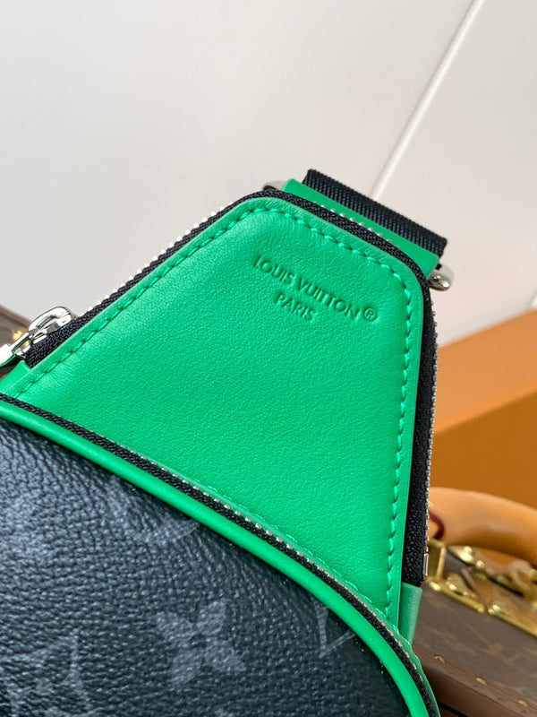 Borsa a tracolla LV Mini Avenue PM 12 cm in tela Monogram Eclipse verde bambù nera