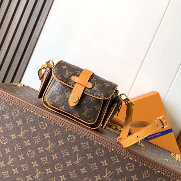 Portafoglio indossabile LV Cargo 23 cm in tela monogramma marrone e pelle di mucca GHW