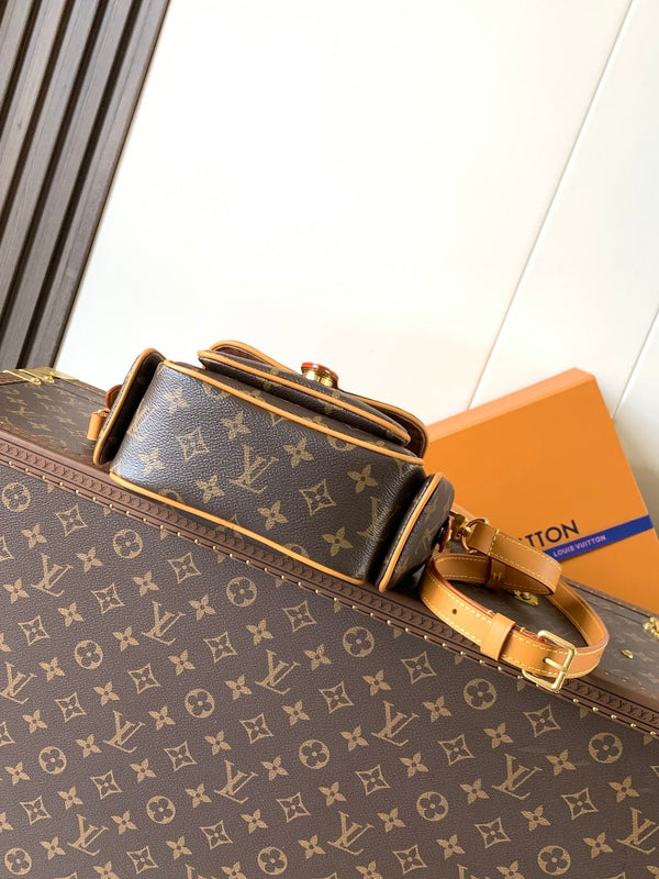 Portafoglio indossabile LV Cargo 23 cm in tela monogramma marrone e pelle di mucca GHW