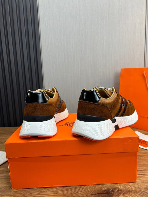 Sneaker da uomo HM in pelle scamosciata marrone 936368