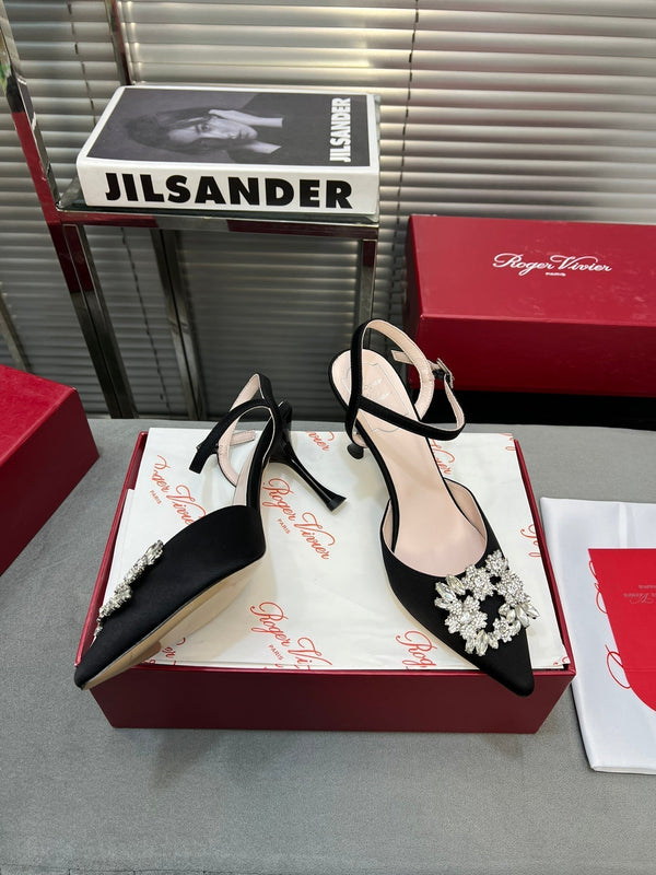 Décolleté con cinturino posteriore e fibbia in strass a forma di fiore, 90 in raso nero