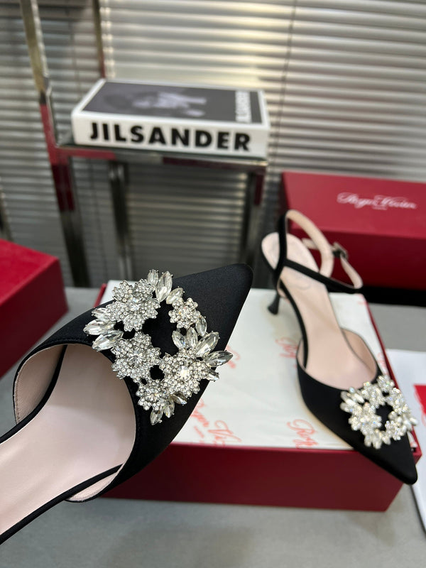 Décolleté con cinturino posteriore e fibbia in strass a forma di fiore, 90 in raso nero