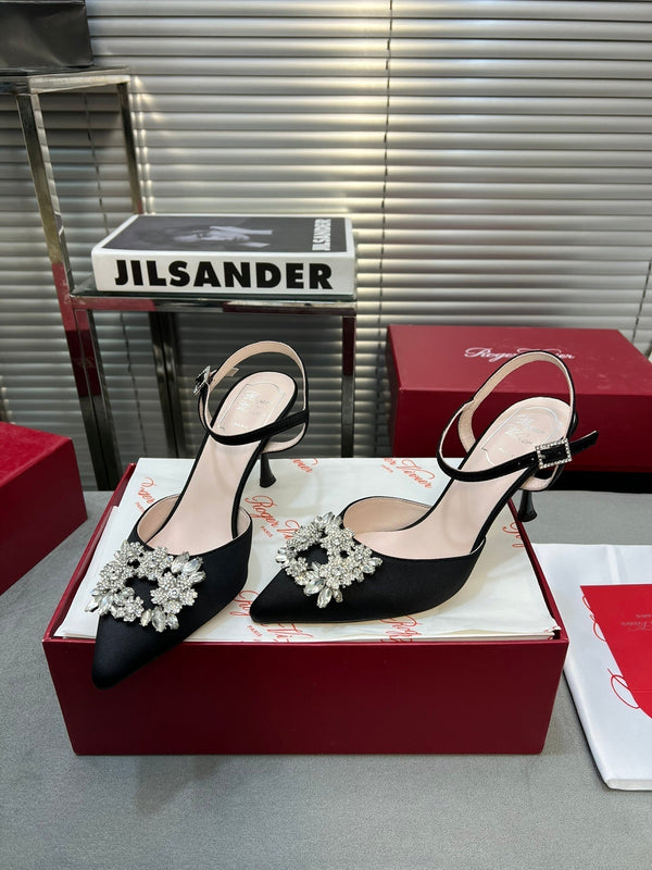 Décolleté con cinturino posteriore e fibbia in strass a forma di fiore, 90 in raso nero