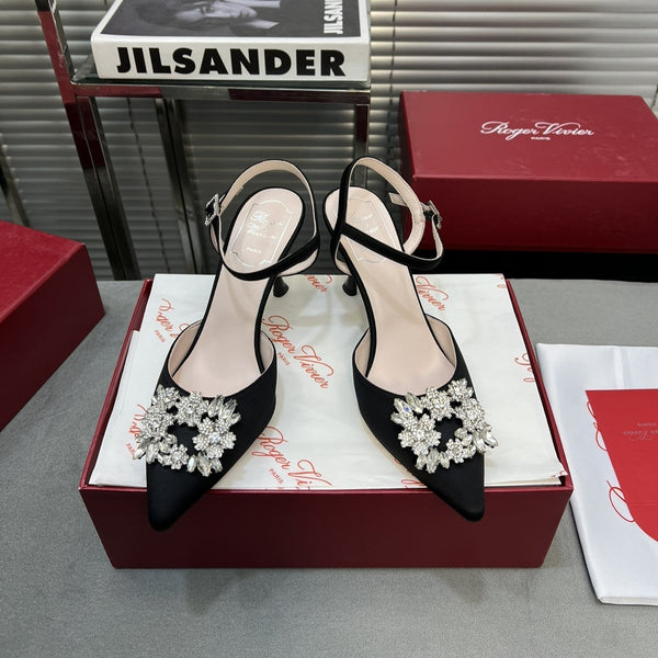 Décolleté con cinturino posteriore e fibbia in strass a forma di fiore, 90 in raso nero