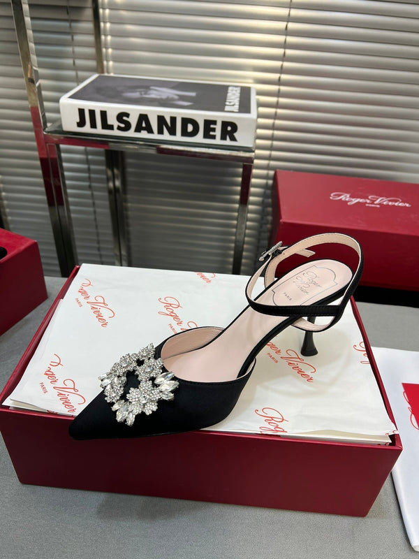 Décolleté con cinturino posteriore e fibbia in strass a forma di fiore, 90 in raso nero