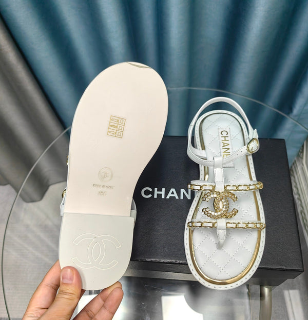 sandalo cinturino in pelle vitello trapuntato bianco catena oro