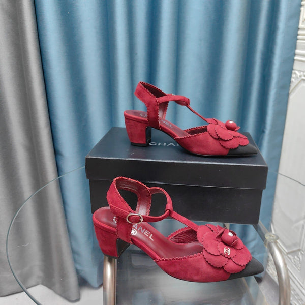 SANDALO CC CAMELLIA IN CAMOSCIO ROSSO CILIEGIA E VITELLO NERO CON FIORE