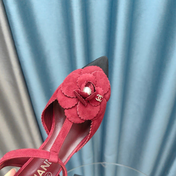 SANDALO CC CAMELLIA IN CAMOSCIO ROSSO CILIEGIA E VITELLO NERO CON FIORE