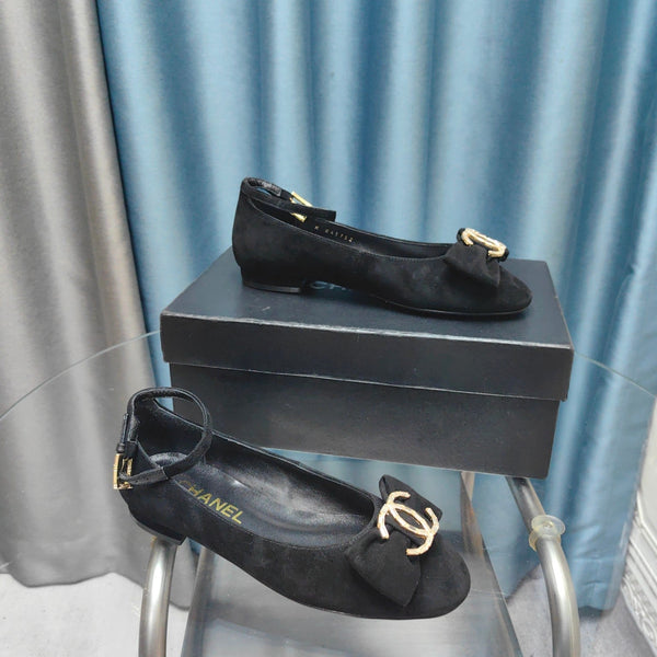 CC Mary Jane con fiocco nero in pelle scamosciata e agnello