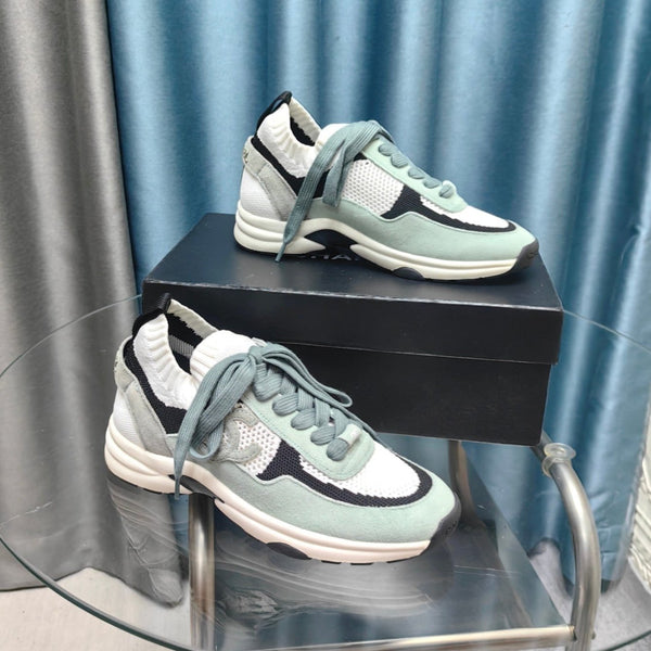 Sneaker CC in pelle scamosciata verde giada chiaro e tessuto a rete in poliestere