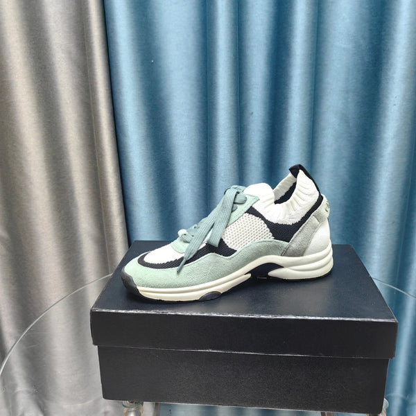 Sneaker CC in pelle scamosciata verde giada chiaro e tessuto a rete in poliestere