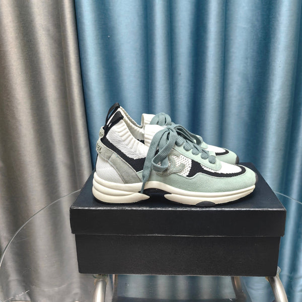 Sneaker CC in pelle scamosciata verde giada chiaro e tessuto a rete in poliestere