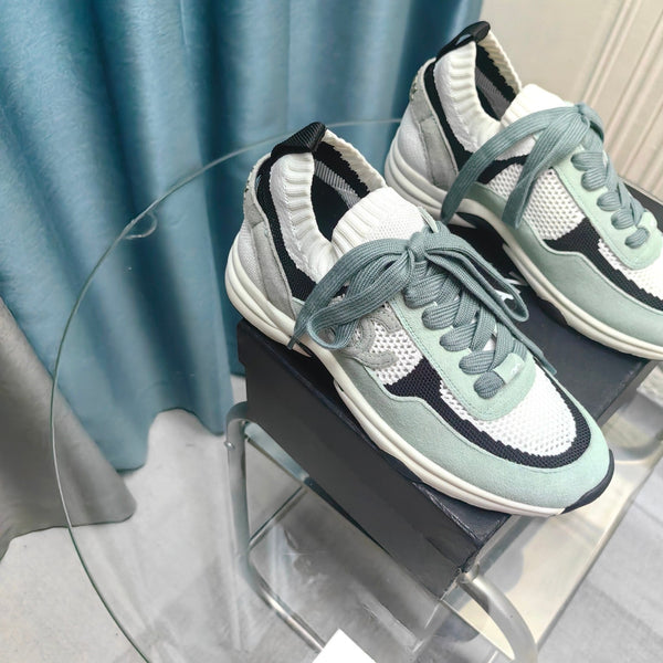 Sneaker CC in pelle scamosciata verde giada chiaro e tessuto a rete in poliestere