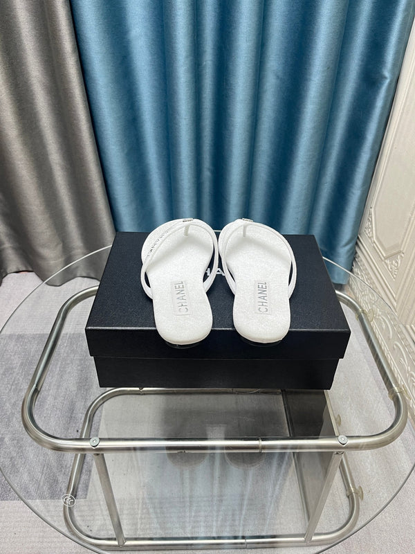 CC 25 Thong Sandal White Violet Diamond