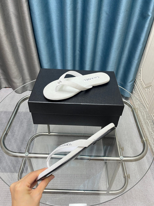 CC 25 Thong Sandal White Violet Diamond