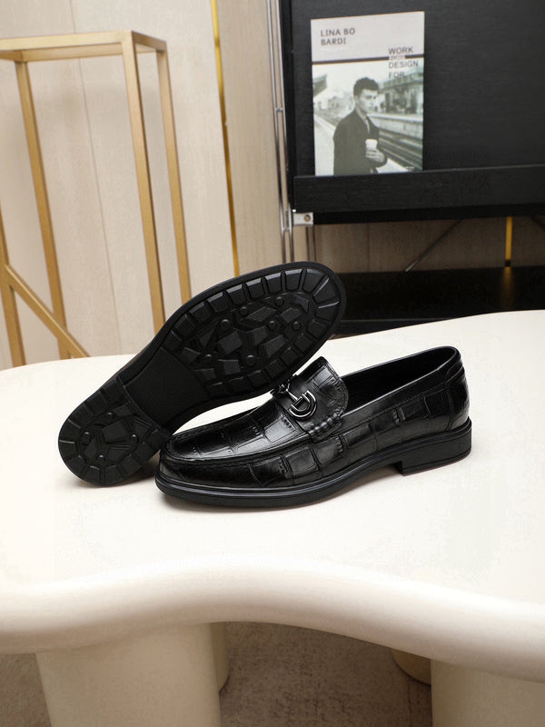 Mocassino da uomo GG in pelle di vacchetta goffrata nera 525165