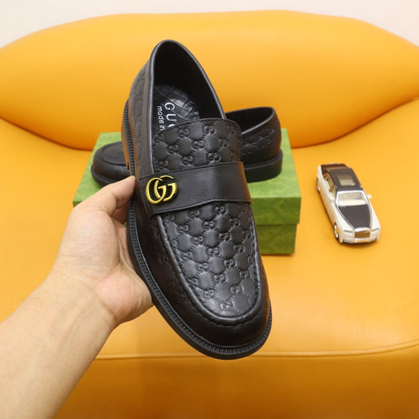Mocassino da uomo GG in pelle di vacchetta goffrata nera 528261
